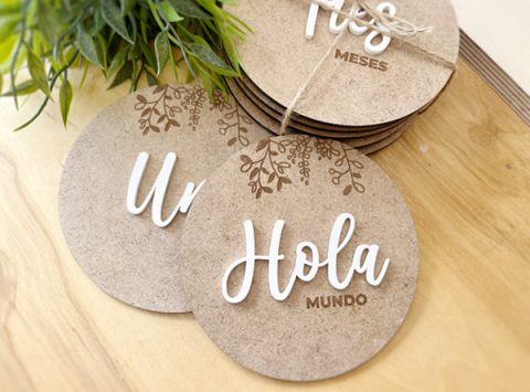 discos cumple mes en madera con letras en relieve en blanco regalo recine nacido 2023