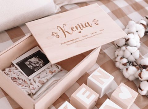 caja de madera con datos de nacimientos de bebe recien nacido