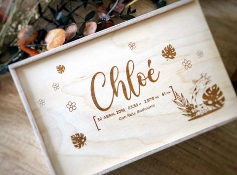 caja de nacimiento con los datos del bebe