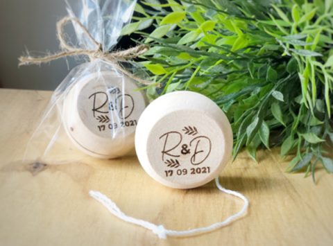 yoyó personalizado madera eventos boda iniciales nombres y fecha novios