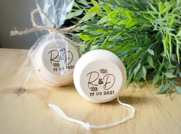 yoyó personalizado madera eventos boda iniciales nombres y fecha novios