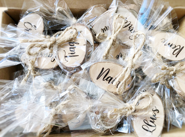 marcasitio de madera boda 2022 y 2023 llavero personalizado