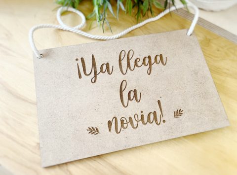 placa de madera ya llega la novia cartel ya viene la novia boda enlace ceremonia iglesia matrimonio