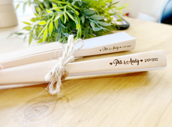 que regalar en una boda 2023 detalle util practico regalo original para regalar en una boda abanico personalizado de madera