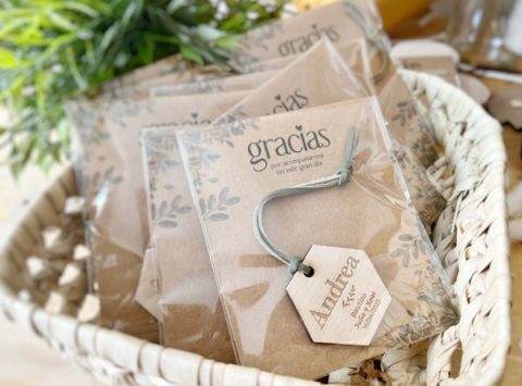 llaveros de madera personalizados eventos originales regalos personalizados recuerdos unicos bodas bautizo comunion