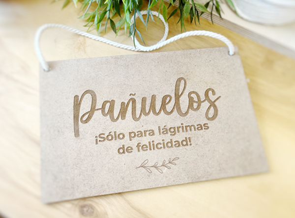cartel de madera lagrimas de felicidad para indicar donde se cogen pañuelos de lagrimas de felicidad