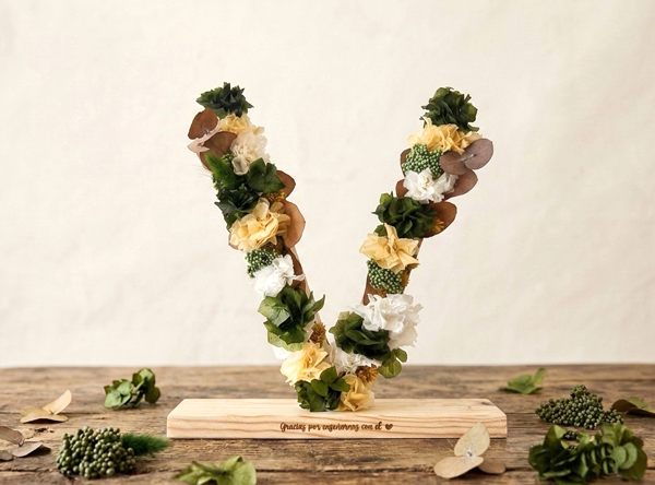 Inicial con flores preservadas - Imagen 2