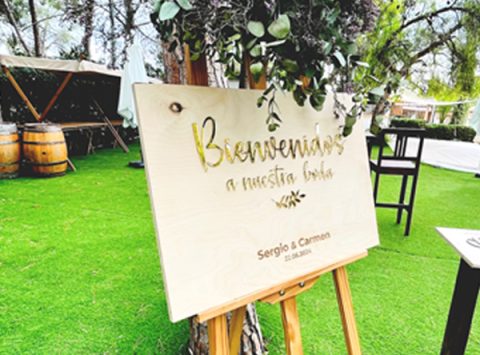 cartel boda bienvenida personalizado en madera y oro