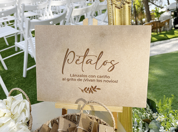 cartel petalos en madera vivan los novios cartel boda