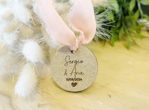 medalla ramo personalizada con los nombres de novios