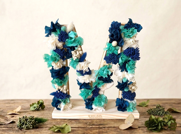 incial-de-madera-con-flores-preservadas-flores-marco letra de madera con flores